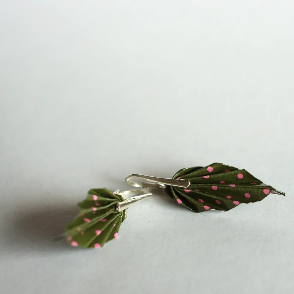 Náušnice "Růžové puntíky v khaki" (listy)