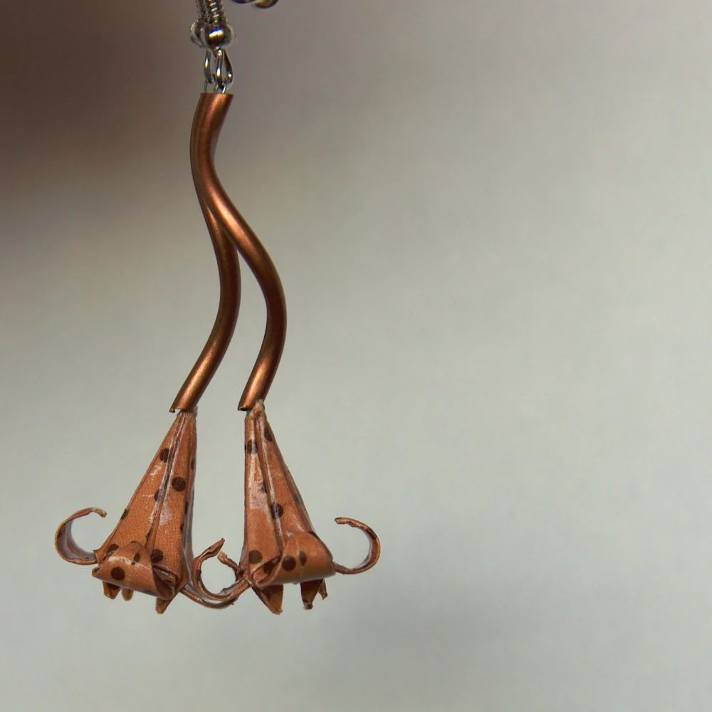 Náušnice "Hnědé puntíky" (lilie)