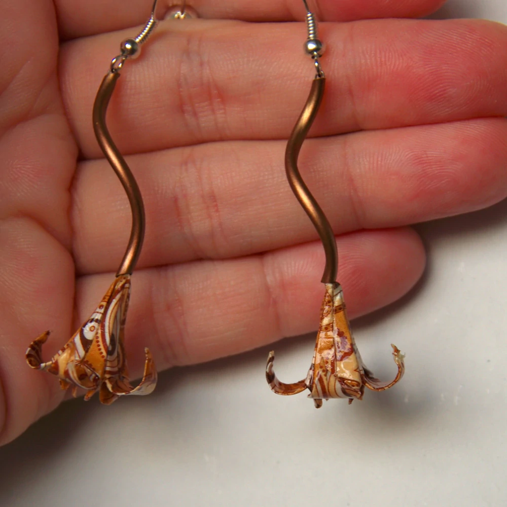 Náušnice "Paisley v hnědé" (lilie)