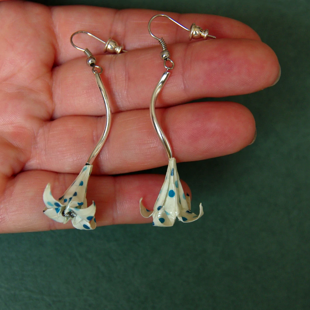 Náušnice "Modré puntíky na bílé" (lilie)