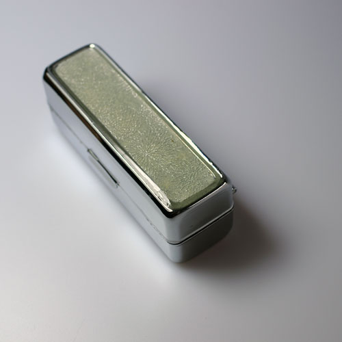 "Stříbrné chryzantémy" (krabička na rtěnku)