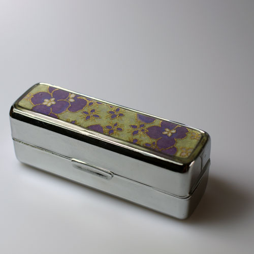 "Kvetu fialově" (krabička na rtěnku)