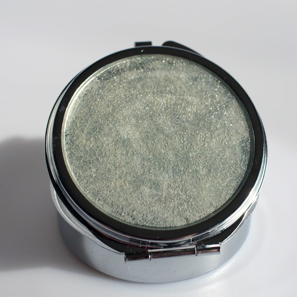 "Stříbrné chryzantémy" (kulatá krabička na léky )