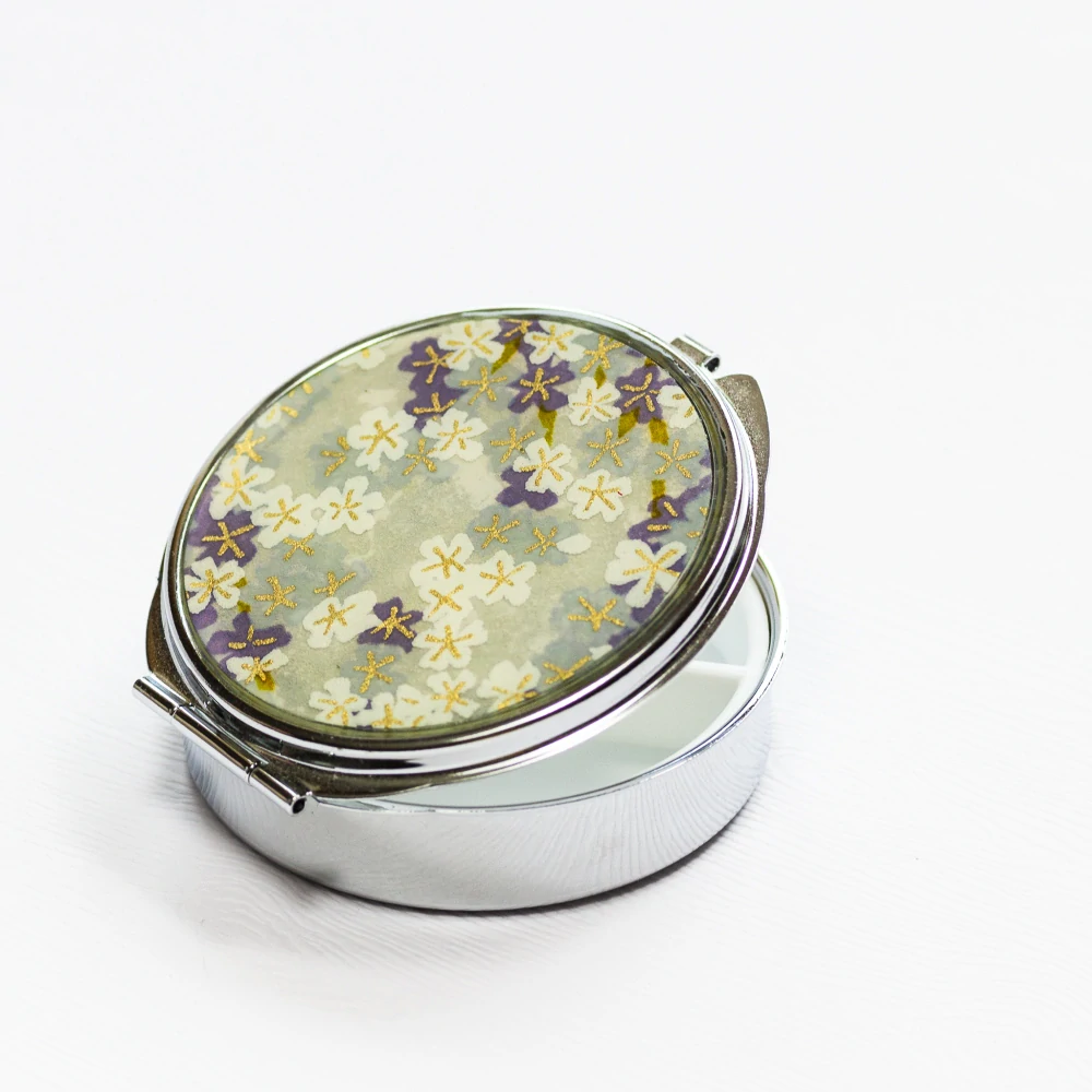 "Fialky kam se podíváš" (kulatá krabička na léky )