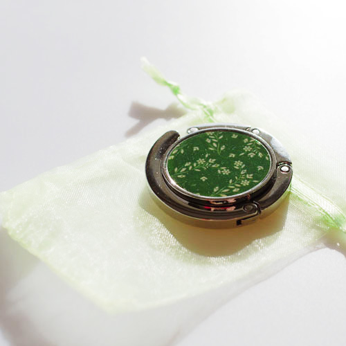 "Bílá kvítka v zelené" (háček na kabelky )