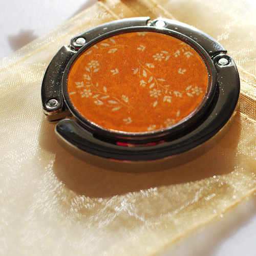 "Bílá kvítka v oranžové" (háček na kabelky )