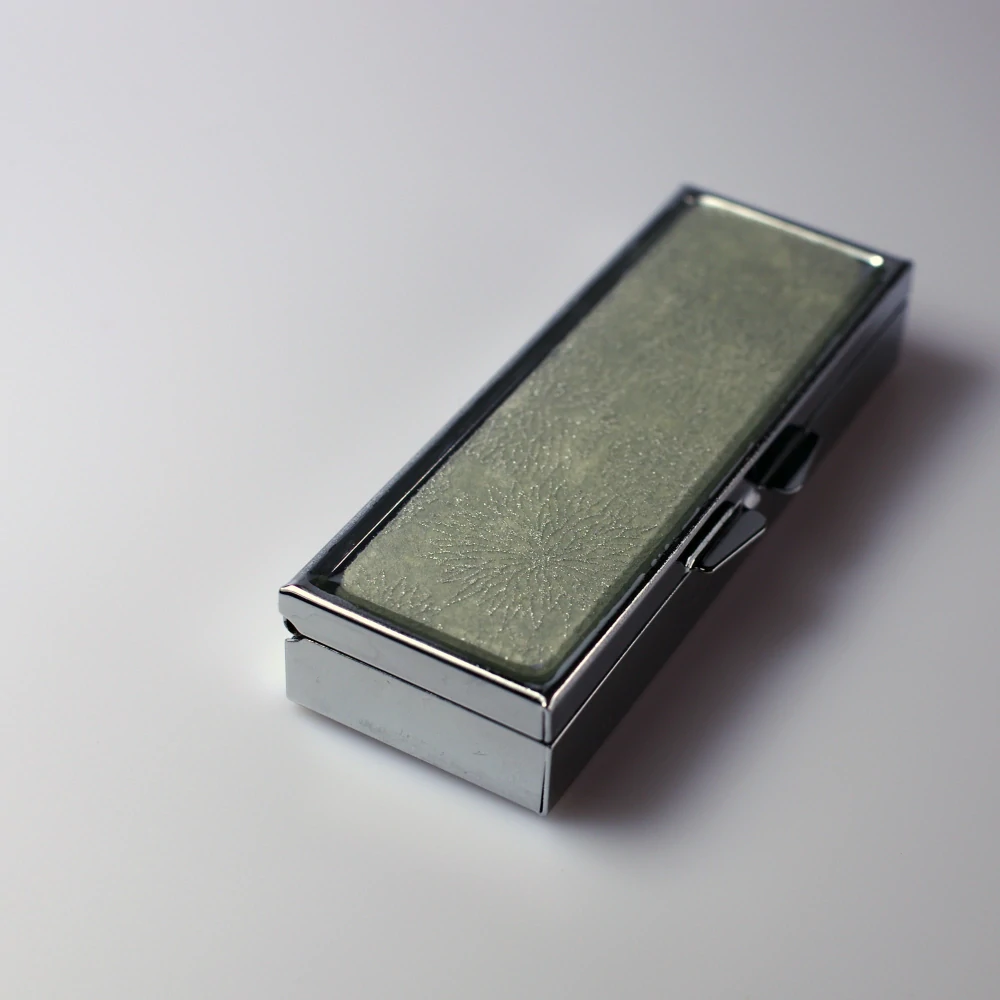 "Stříbrné chryzantémy" (obdélníková krabička na léky)