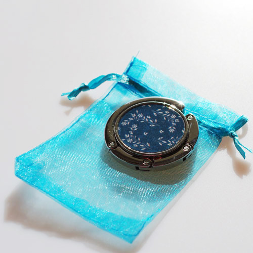 "Bílá kvítka v modré" (háček na kabelky )