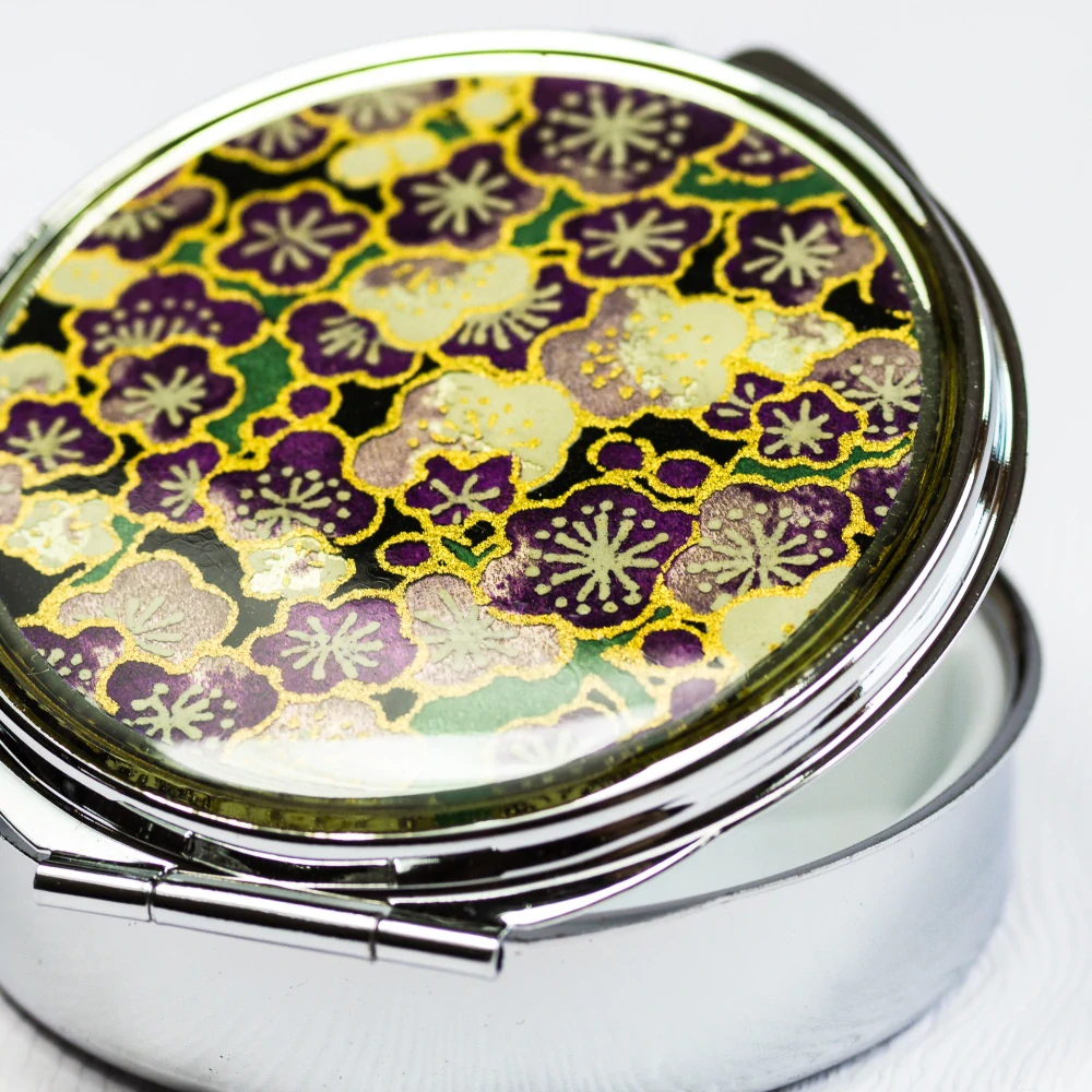 "Fialky v noci" (kulatá krabička na léky )