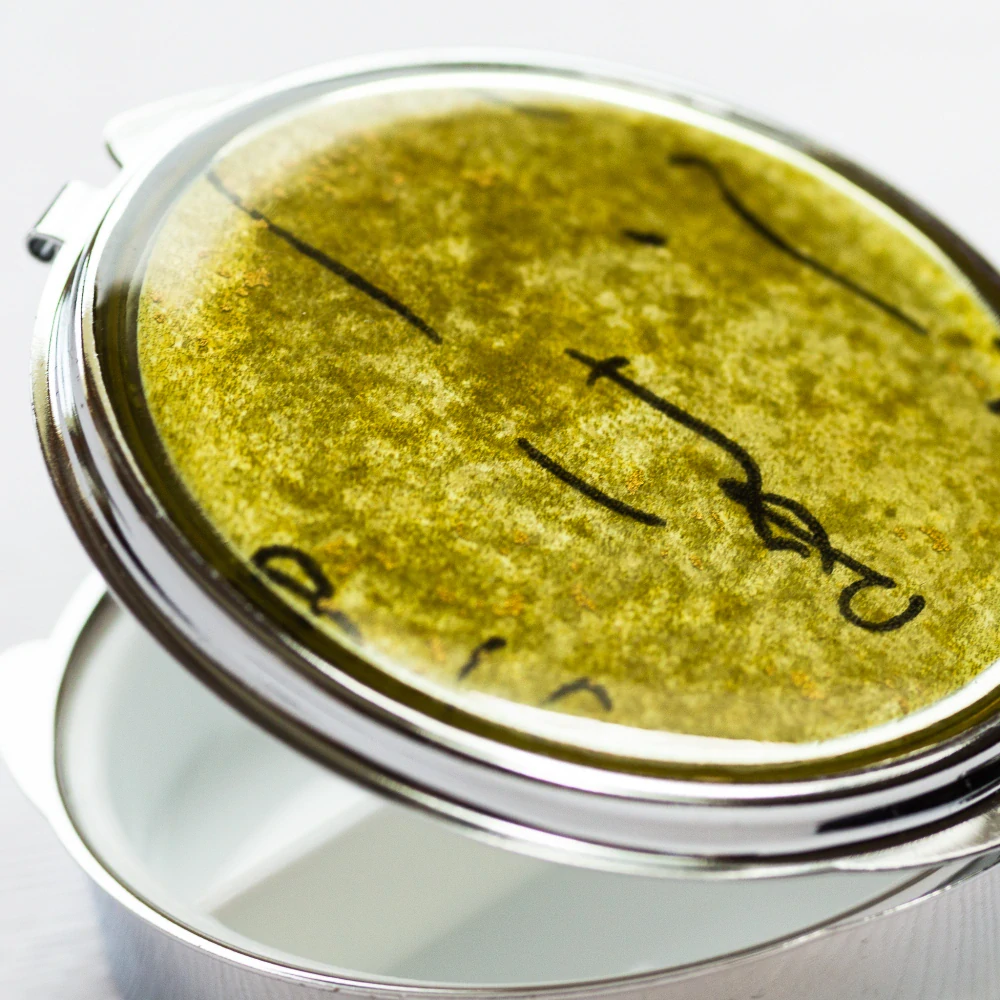 "Kaligrafie ve zlaté" (kulatá krabička na léky )