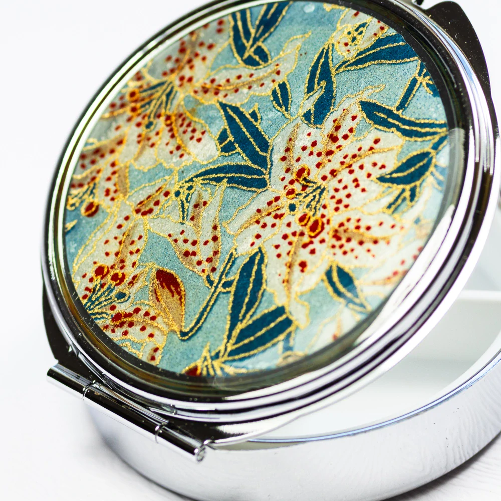 "Květy lilie" (kulatá krabička na léky )