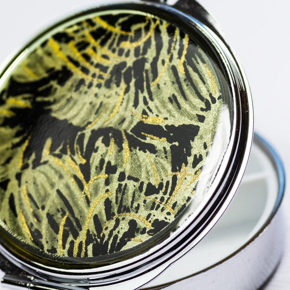 "Studie v černobílé" (kulatá krabička na léky )