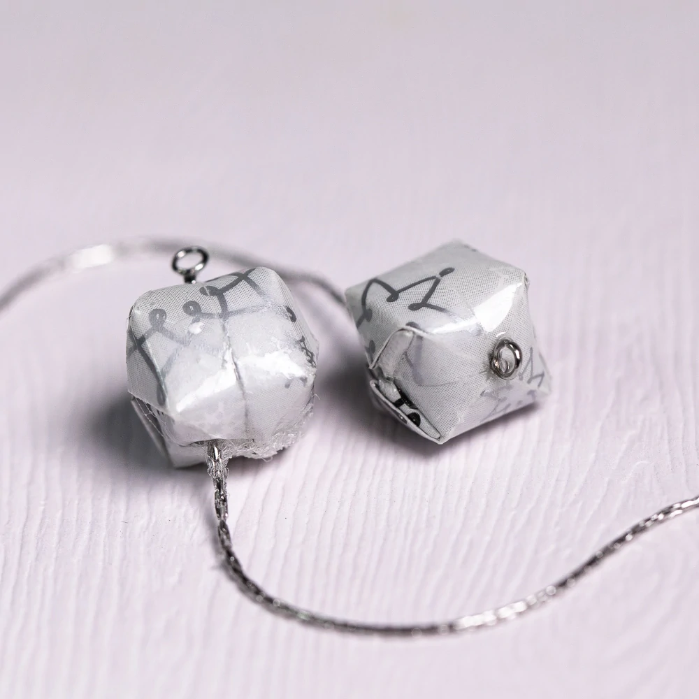 Náušnice "Černobílé vánoce" (vodní bomba na řetízku)