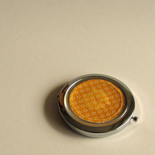 Zrcátko Bílá kvítka na žlutém podkladu