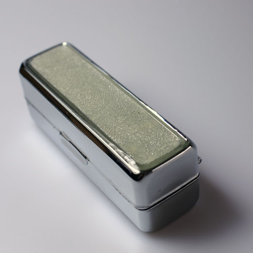 "Stříbrné chryzantémy" (krabička na rtěnku)