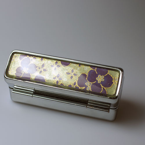 "Kvetu fialově" (krabička na rtěnku)