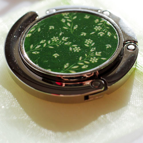 "Bílá kvítka v zelené" (háček na kabelky )