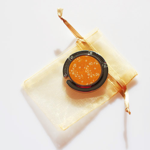 "Bílá kvítka v oranžové" (háček na kabelky )