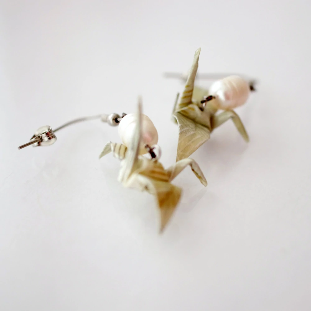 Náušnice "Bílá peříčka" (jeřáb s říční perlou)