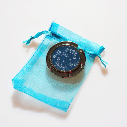 "Bílá kvítka v modré" (háček na kabelky )