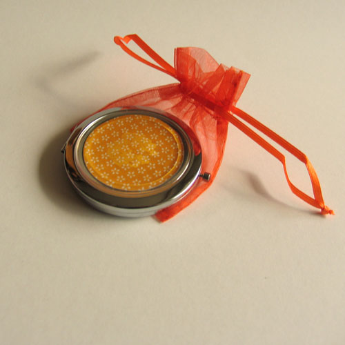 Zrcátko Bílá kvítka na žlutém podkladu