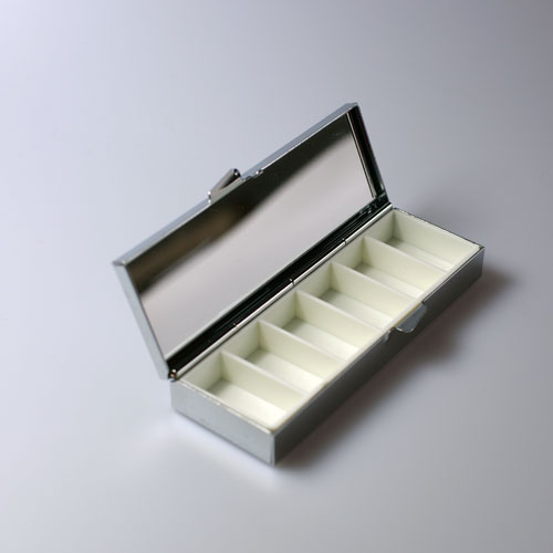 "Stříbrné chryzantémy" (obdélníková krabička na léky)