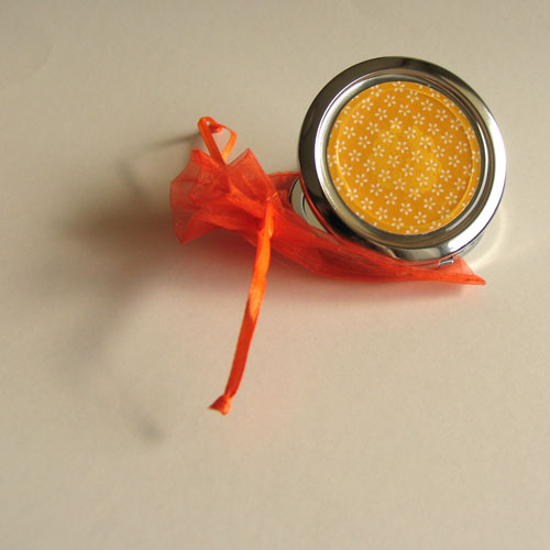 Zrcátko Bílá kvítka na žlutém podkladu