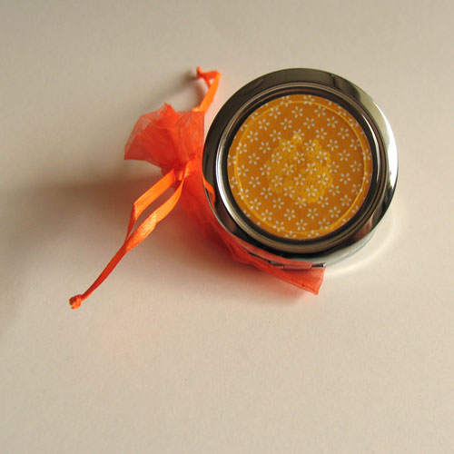 Zrcátko Bílá kvítka na žlutém podkladu