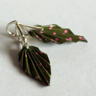 Náušnice "Růžové puntíky v khaki" (listy)