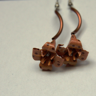 Náušnice "Hnědé puntíky" (lilie)