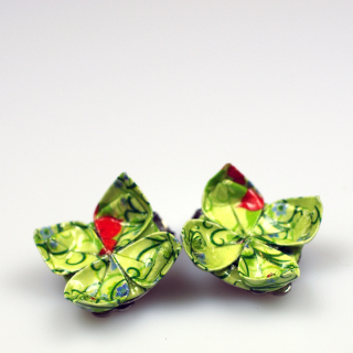 Náušnice "Kapka rudé v zeleném moři" (lotos, klipsy)