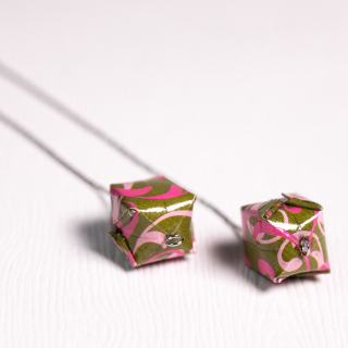 Náušnice "Růžová s maskáčem" (vodní bomba na řetízku)